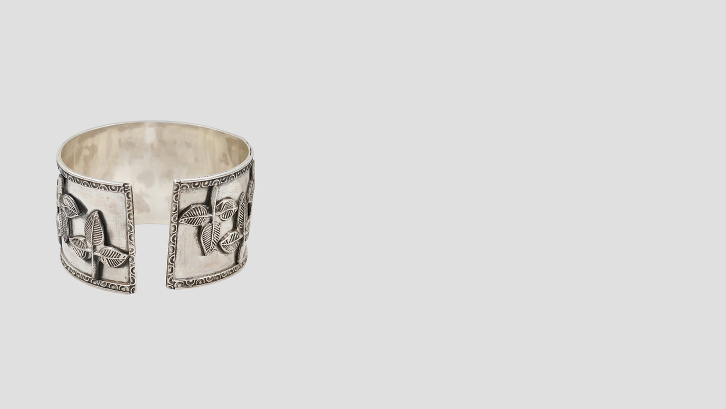 Regal Radiance: Handcrafted 925 Silver Statement Bangle
