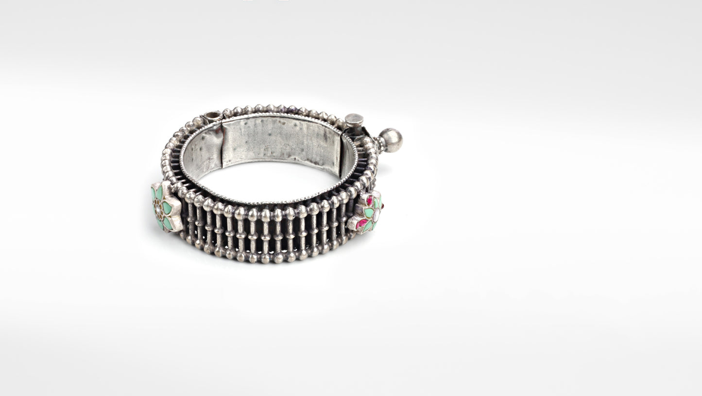 Silver Bangle With Kundan And Emerald Stone