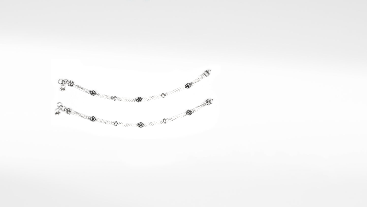 Sangeeta Boochra Silver Anklet