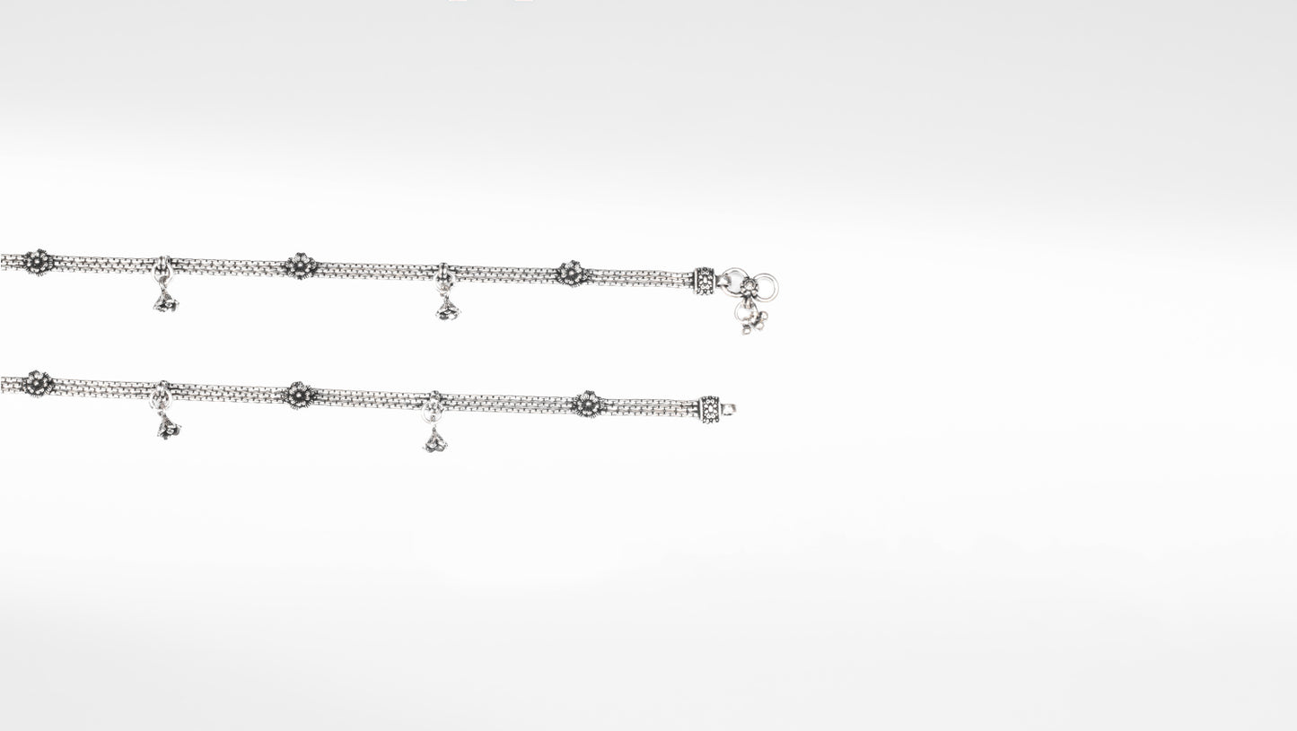 Sangeeta Boochra Silver Anklet