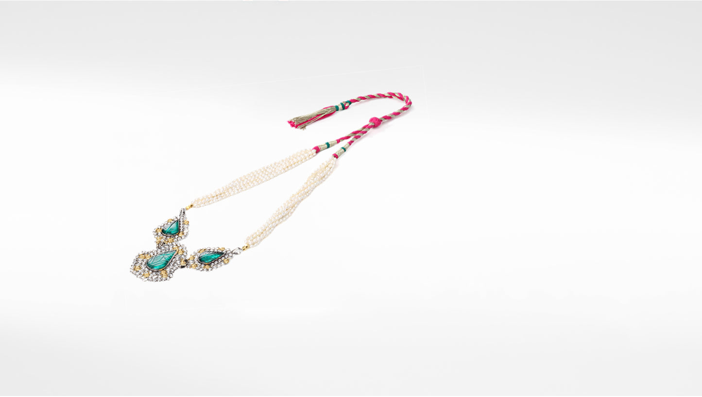 Elegant Splendor: Sangeeta Boochra Silver Handcrafted Necklace