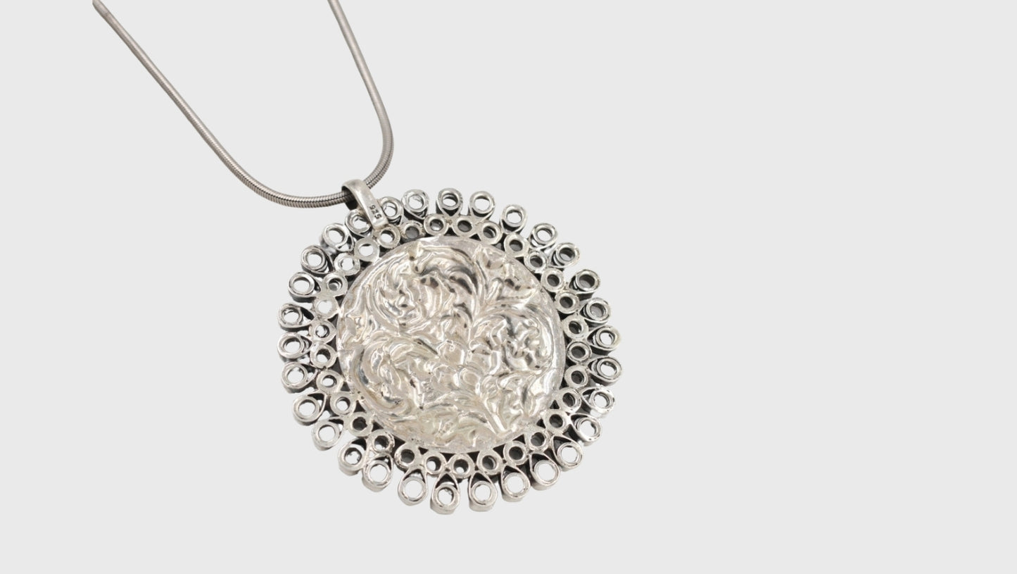 Sangeeta Boochra: Beautifully Crafted Silver Chain Pendant for Any Occasion
