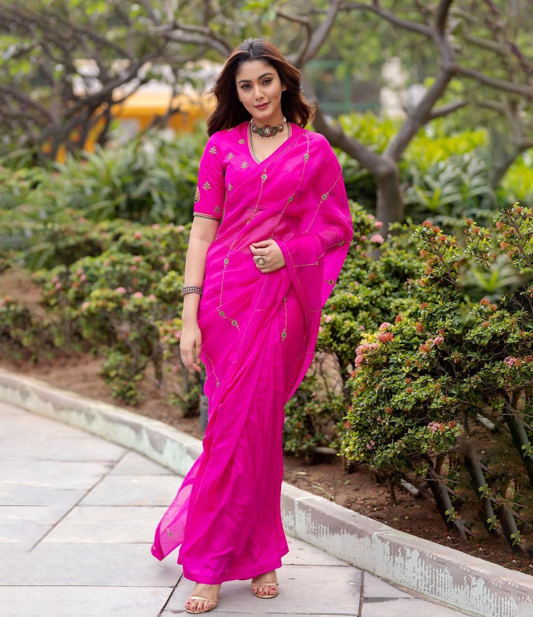 Elegant Sana Makbul in Sangeeta Boochra Choker