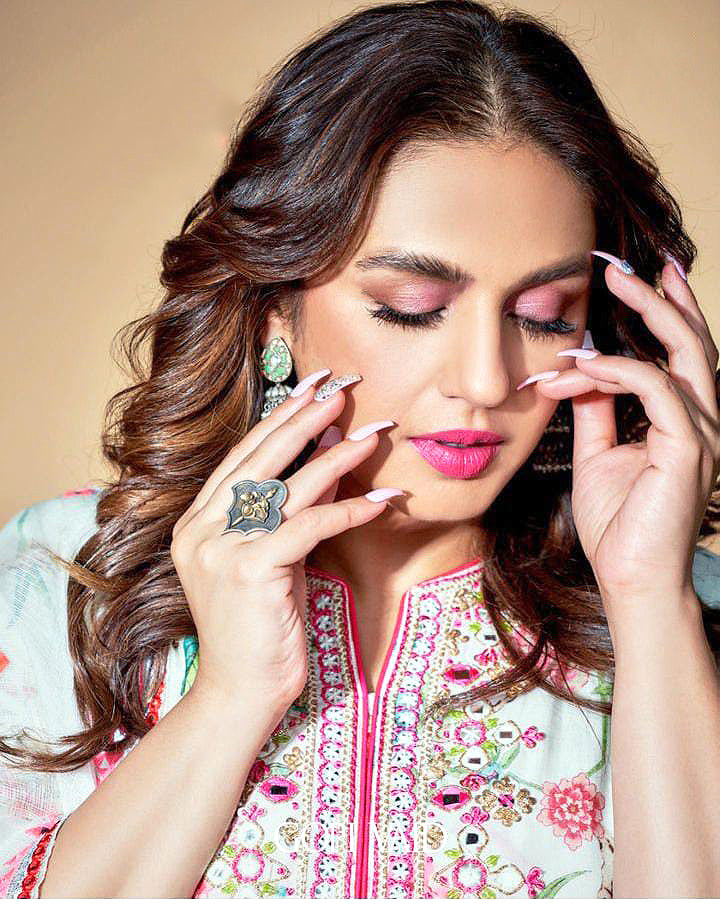 Silver Glamour: Huma Qureshi Shines in Sangeeta Boochra