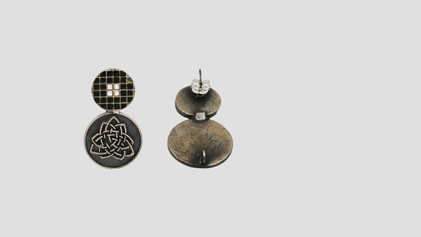 Sangeeta Boochra Oxidised Silver Kundan Earrings