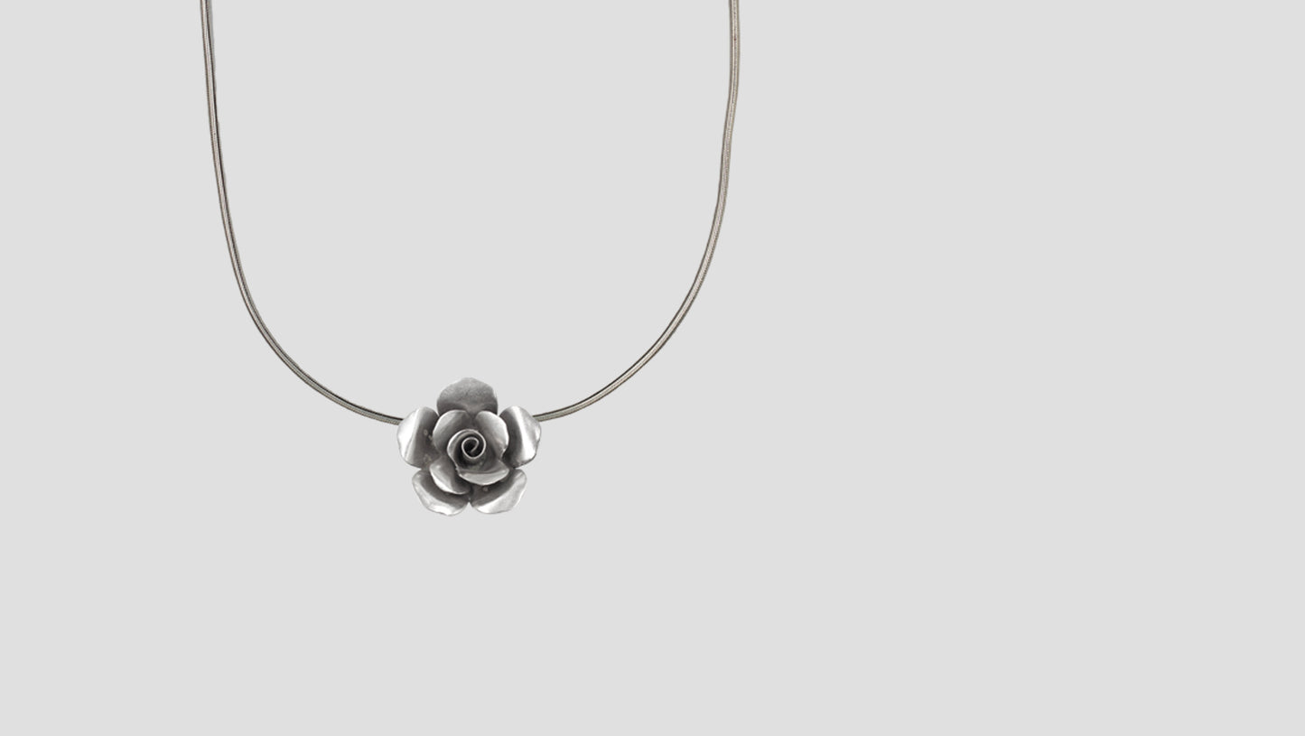 Elegant Sculpted Floral Pendant – Sangeeta Boochra