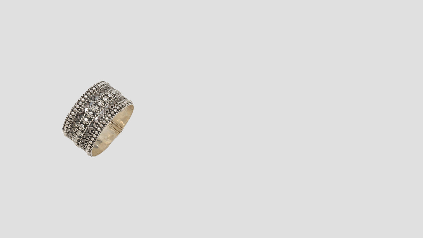 Majestic Elegance: Sangeeta Boochra Vintage Silver Bracelet