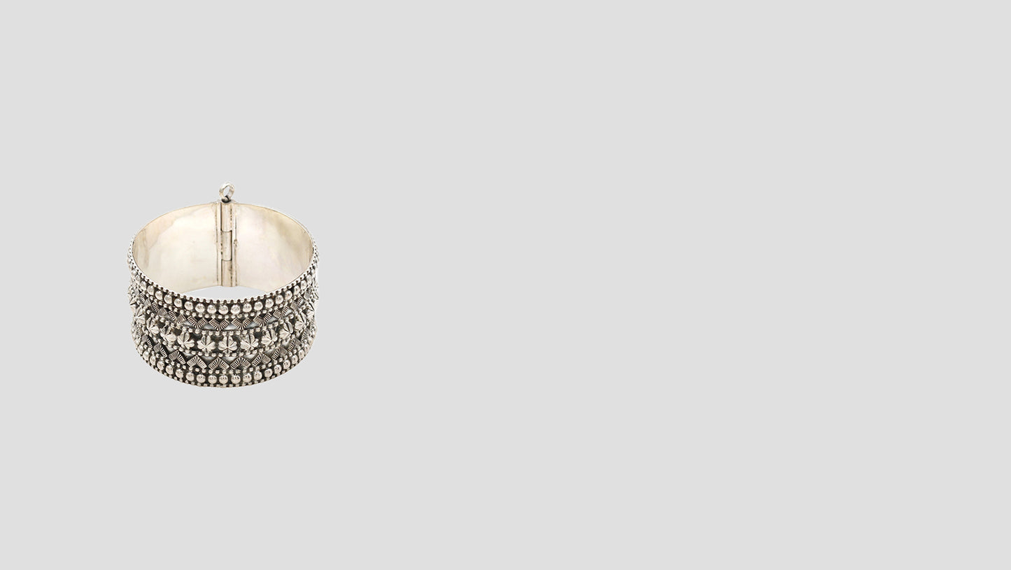 Majestic Elegance: Sangeeta Boochra Vintage Silver Bracelet