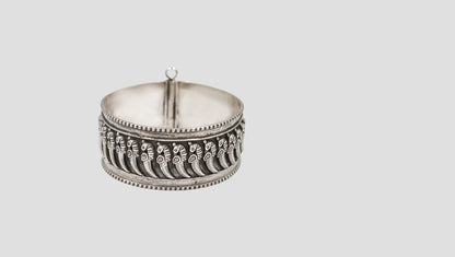 Heritage Peacock Engraved Silver Bangle – Sangeeta Boochra