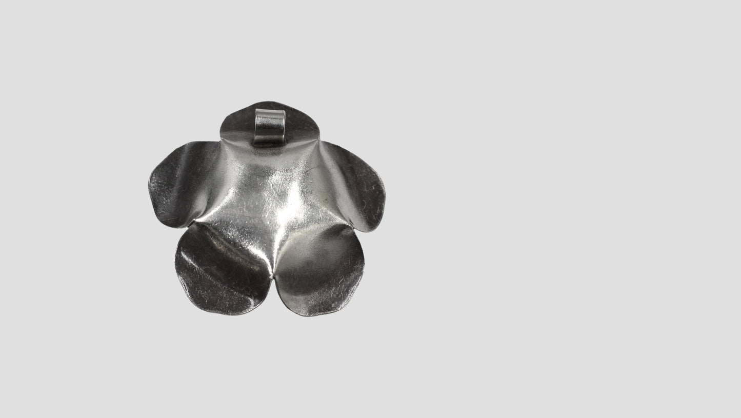 Elegant Sculpted Floral Pendant – Sangeeta Boochra