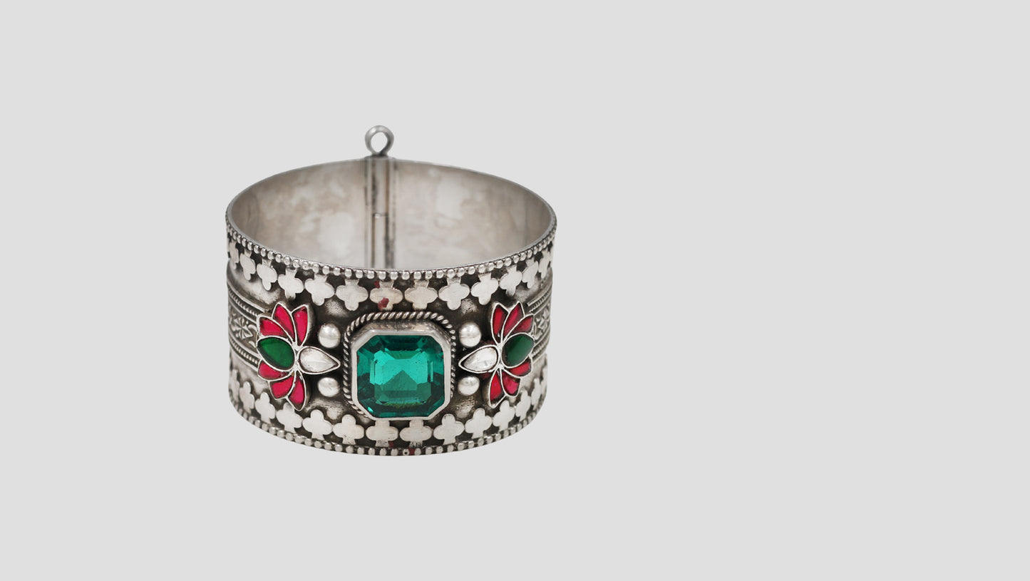 Sangeeta Boochra Lotus Motif Silver Kundan Bangle