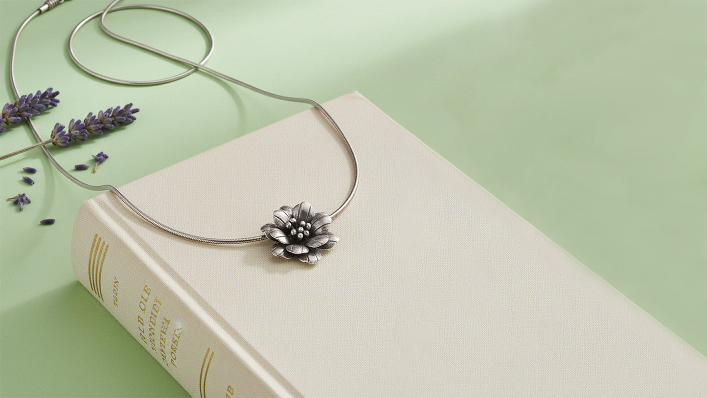 Elegant Floral Oxidised Silver Pendant – Sangeeta Boochra