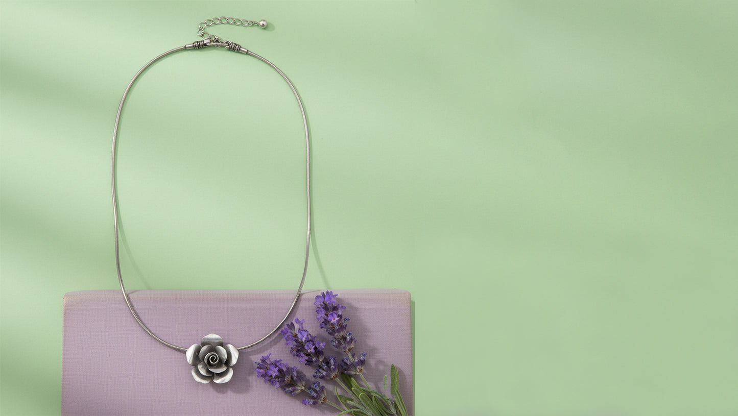 Elegant Sculpted Floral Pendant – Sangeeta Boochra