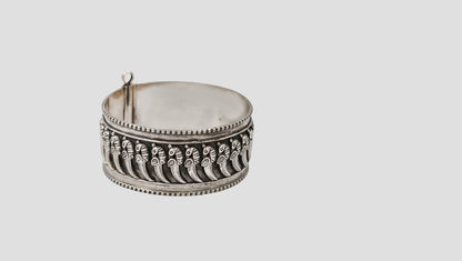Heritage Peacock Engraved Silver Bangle – Sangeeta Boochra