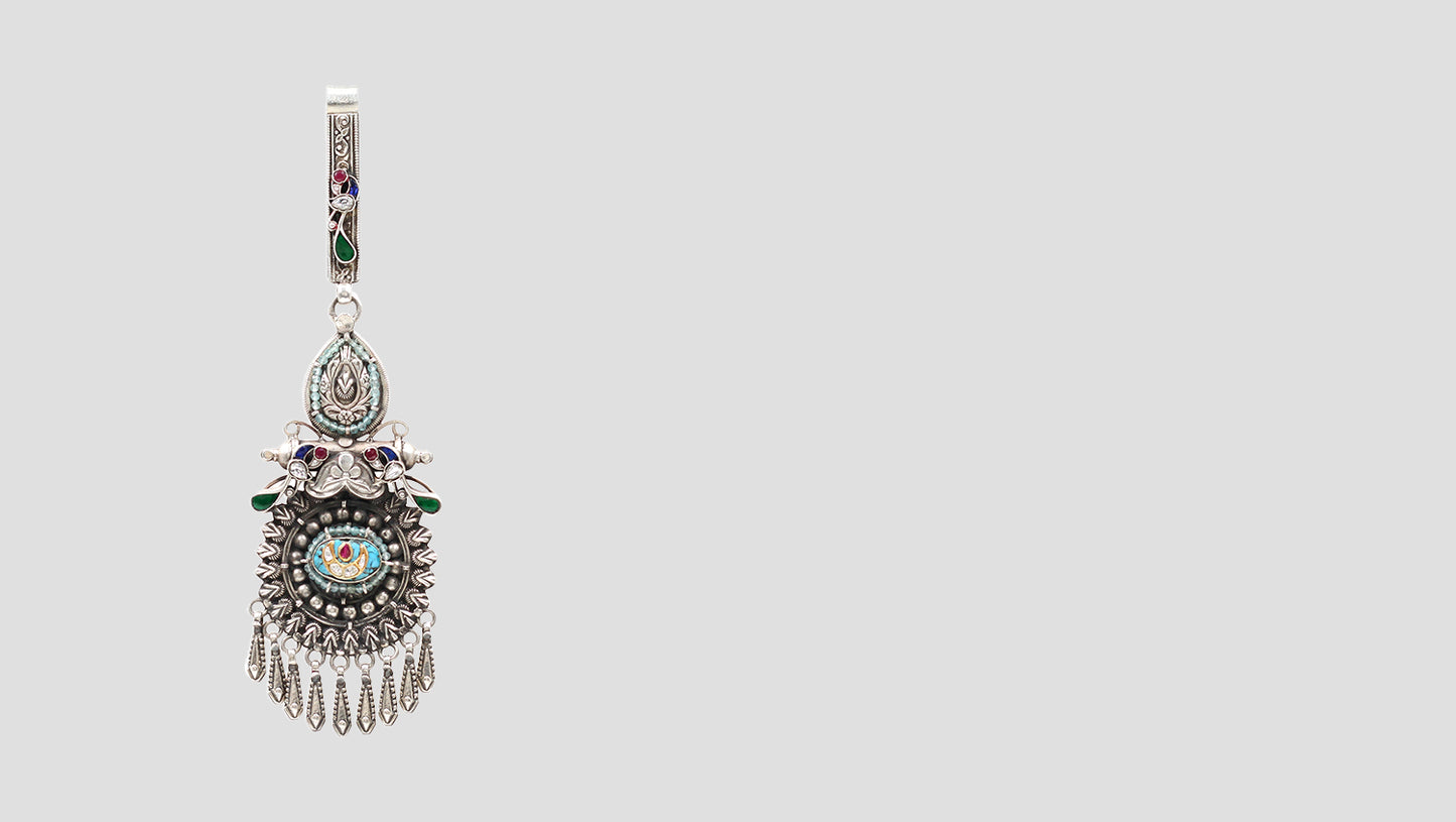 Regal Radiance: Sangeeta Boochra 925 Silver Keychain