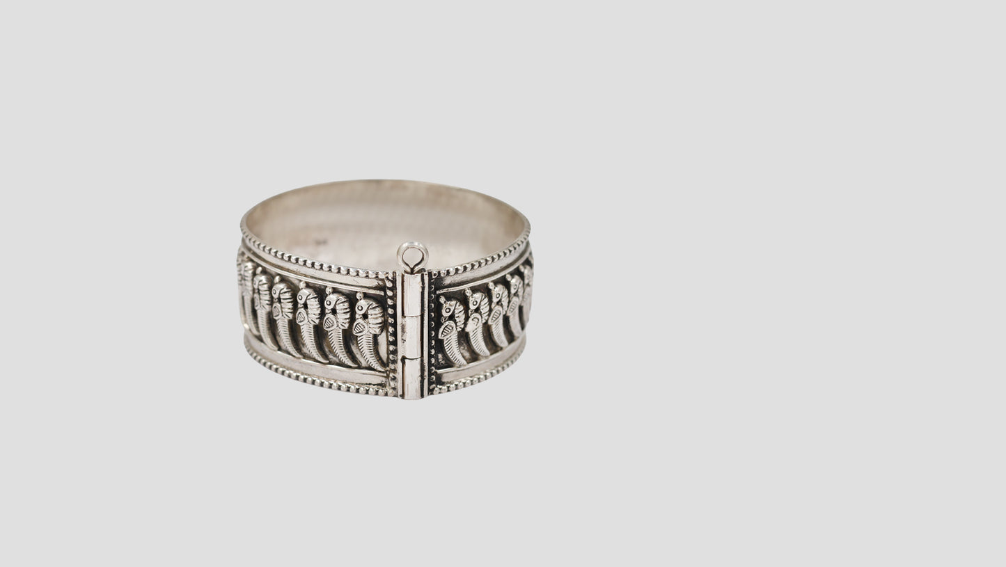 Heritage Peacock Engraved Silver Bangle – Sangeeta Boochra