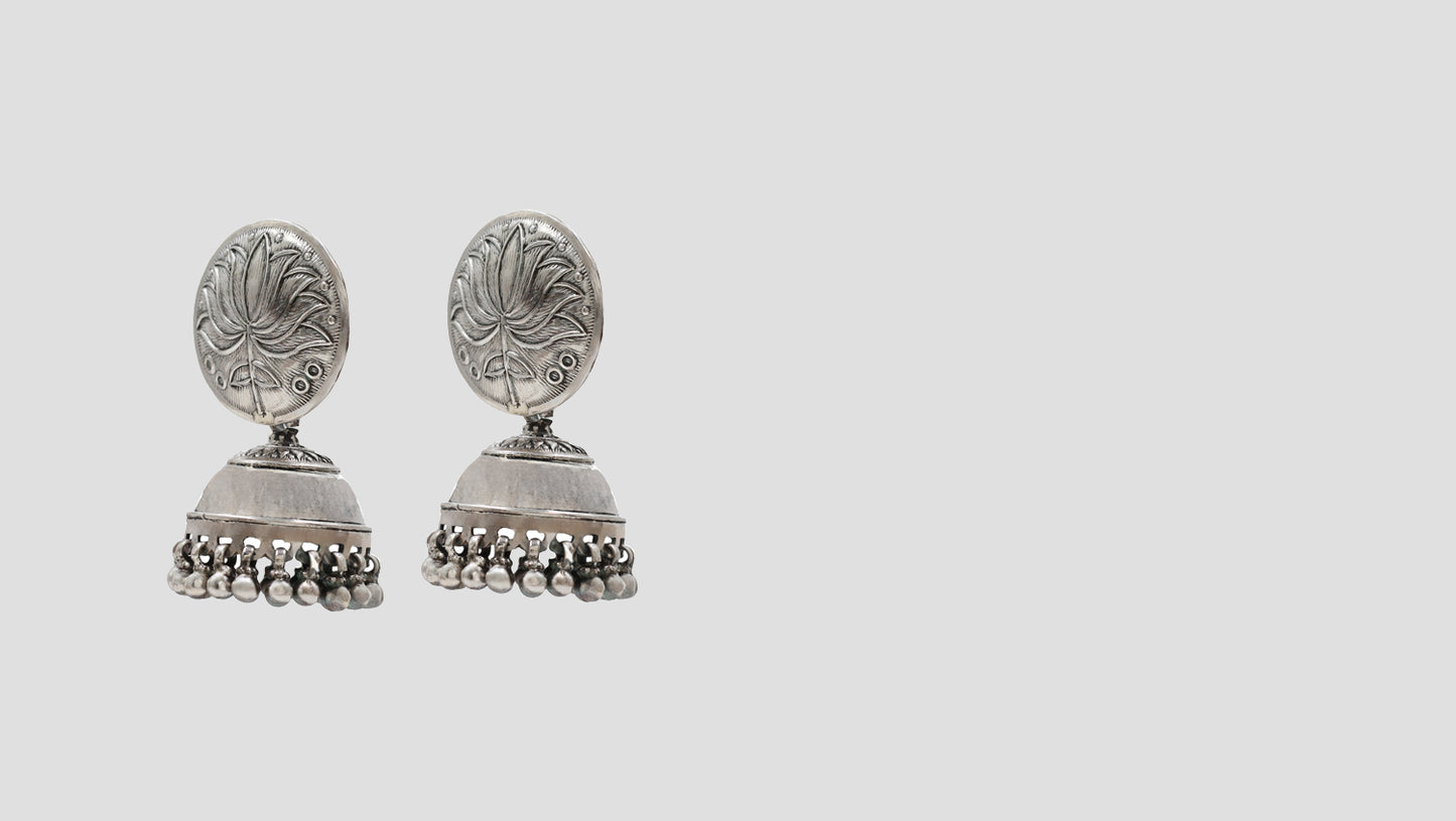 "Classic Glamour: Sangeeta Boochra’s Exquisite Silver Jhumkas "
