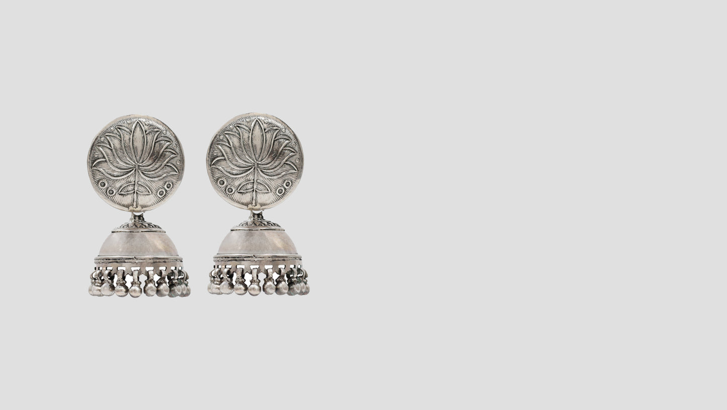"Classic Glamour: Sangeeta Boochra’s Exquisite Silver Jhumkas "