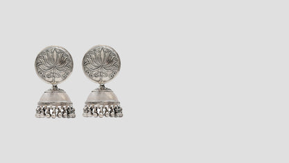 "Classic Glamour: Sangeeta Boochra’s Exquisite Silver Jhumkas "