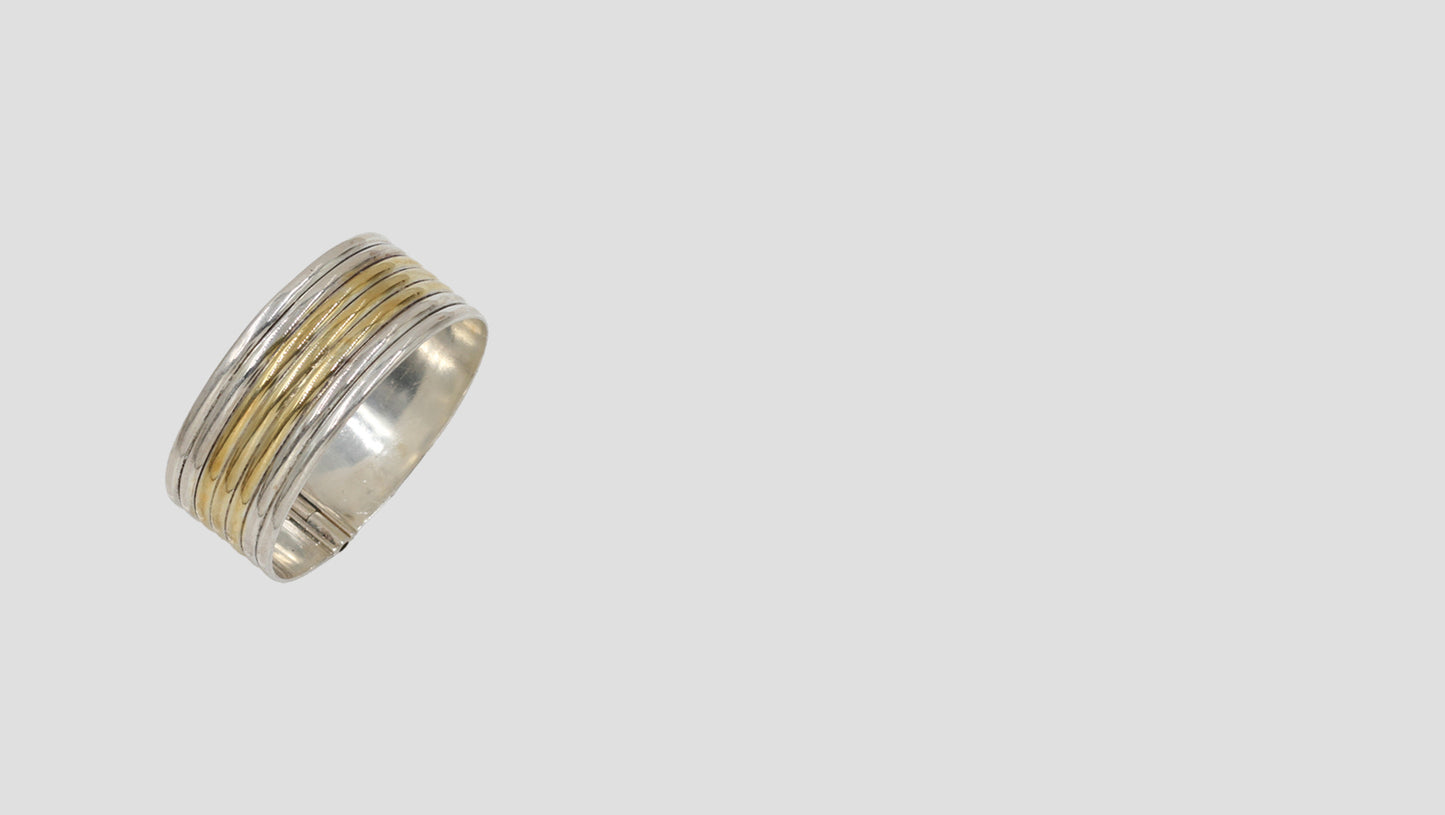 Timeless Radiance: Sangeeta Boochra’s Dual-Tone Silver Bangle