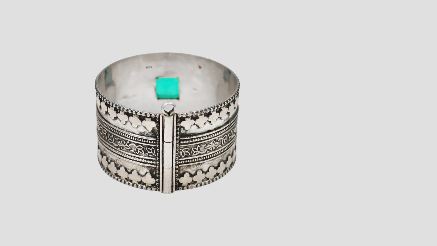 Sangeeta Boochra Lotus Motif Silver Kundan Bangle