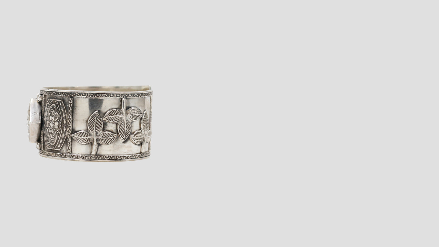 Regal Radiance: Handcrafted 925 Silver Statement Bangle