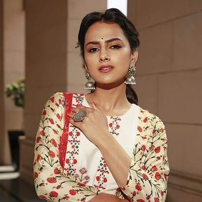 Shraddha Srinath in Earrings and Ring