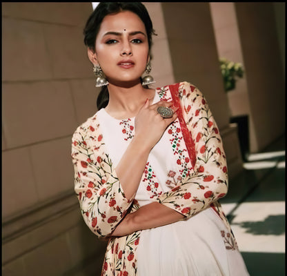 Shraddha Srinath in Earrings and Ring