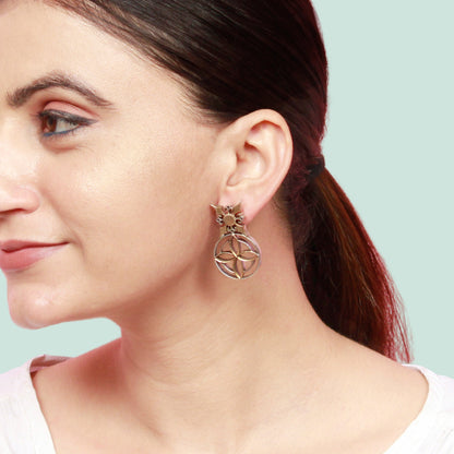 Unique flower pattern golden tone silver earring