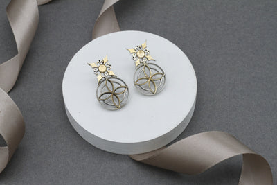 Unique flower pattern golden tone silver earring