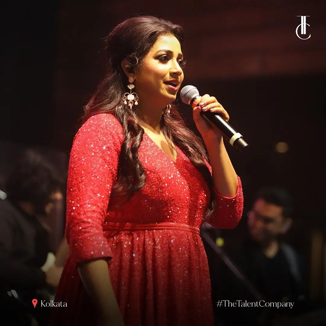 Shreya Ghoshal In Silver Jewellery