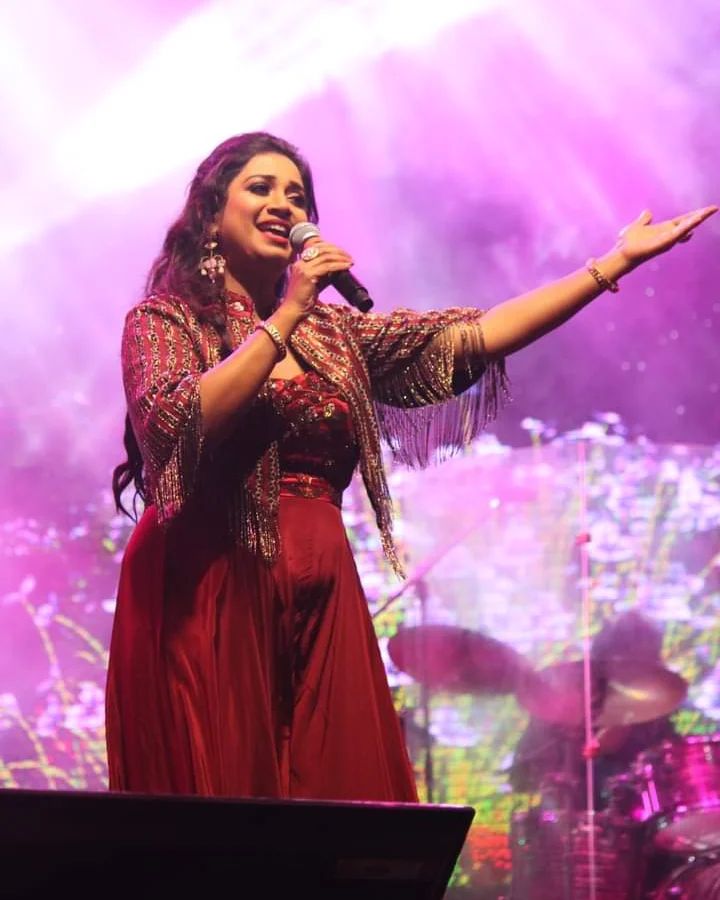 Shreya Ghoshal In Silver Jewellery