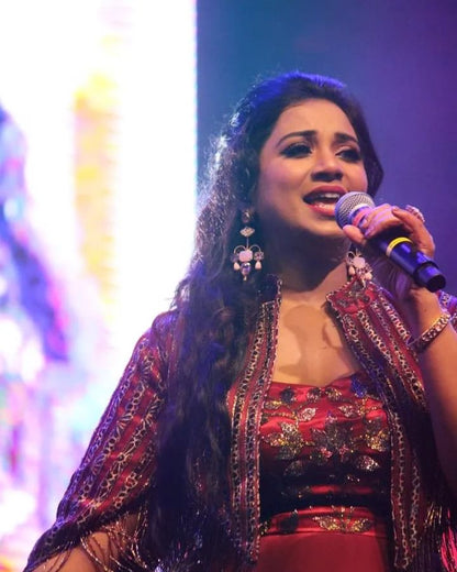 Shreya Ghoshal In Silver Jewellery