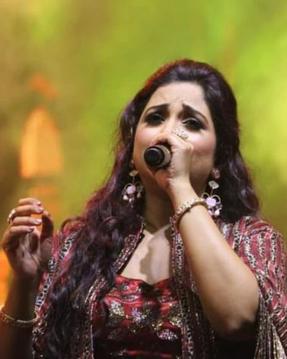 Shreya Ghoshal In Silver Jewellery