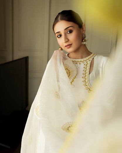 Dhvani Bhanushali in Handcrafted Earrings