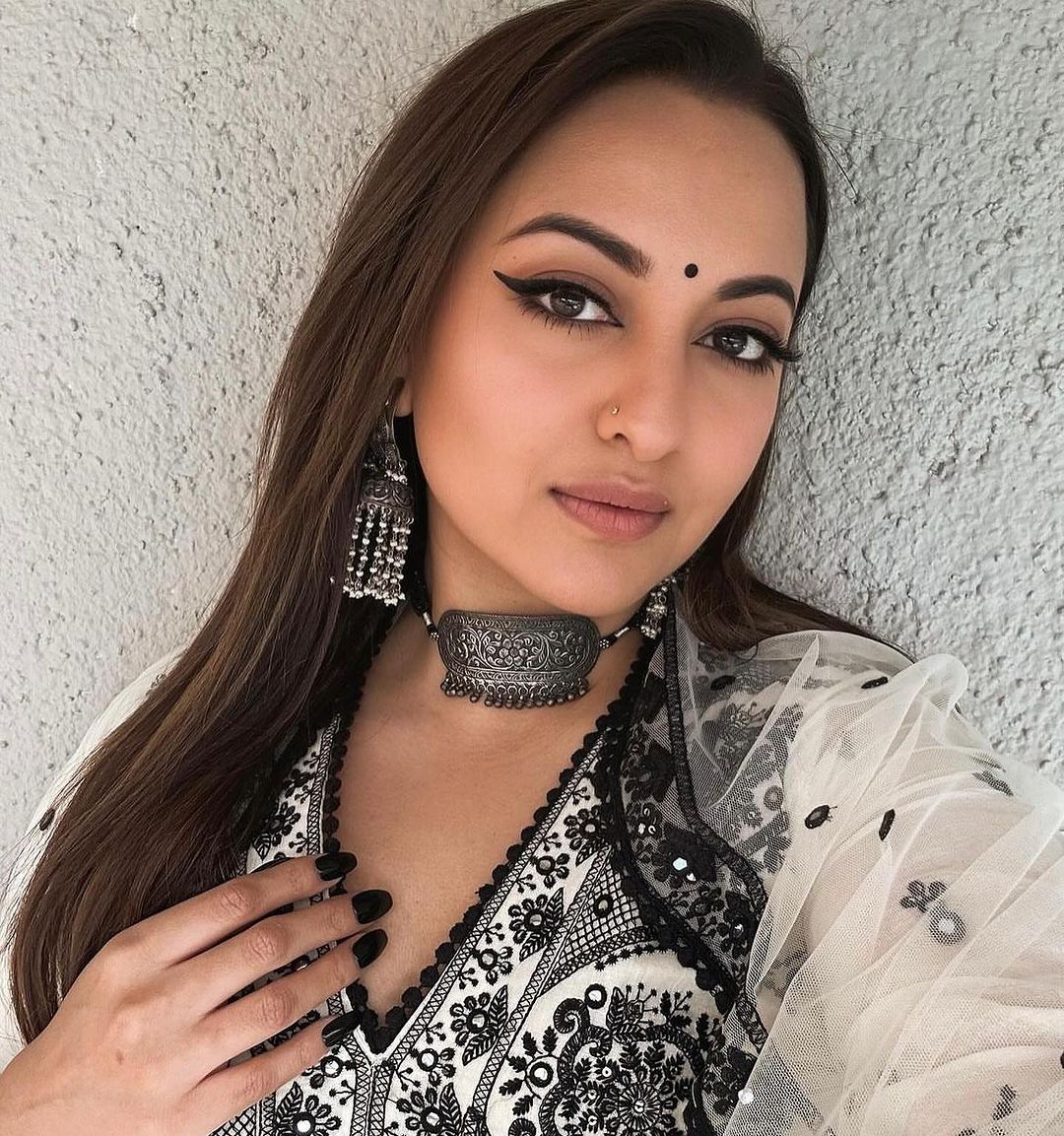 Sonakshi Sinha In Sangeeta Boochra Silver Jewellery