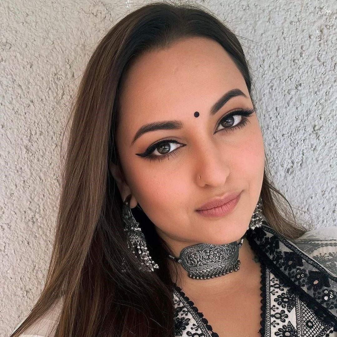 Sonakshi Sinha In Sangeeta Boochra Silver Jewellery