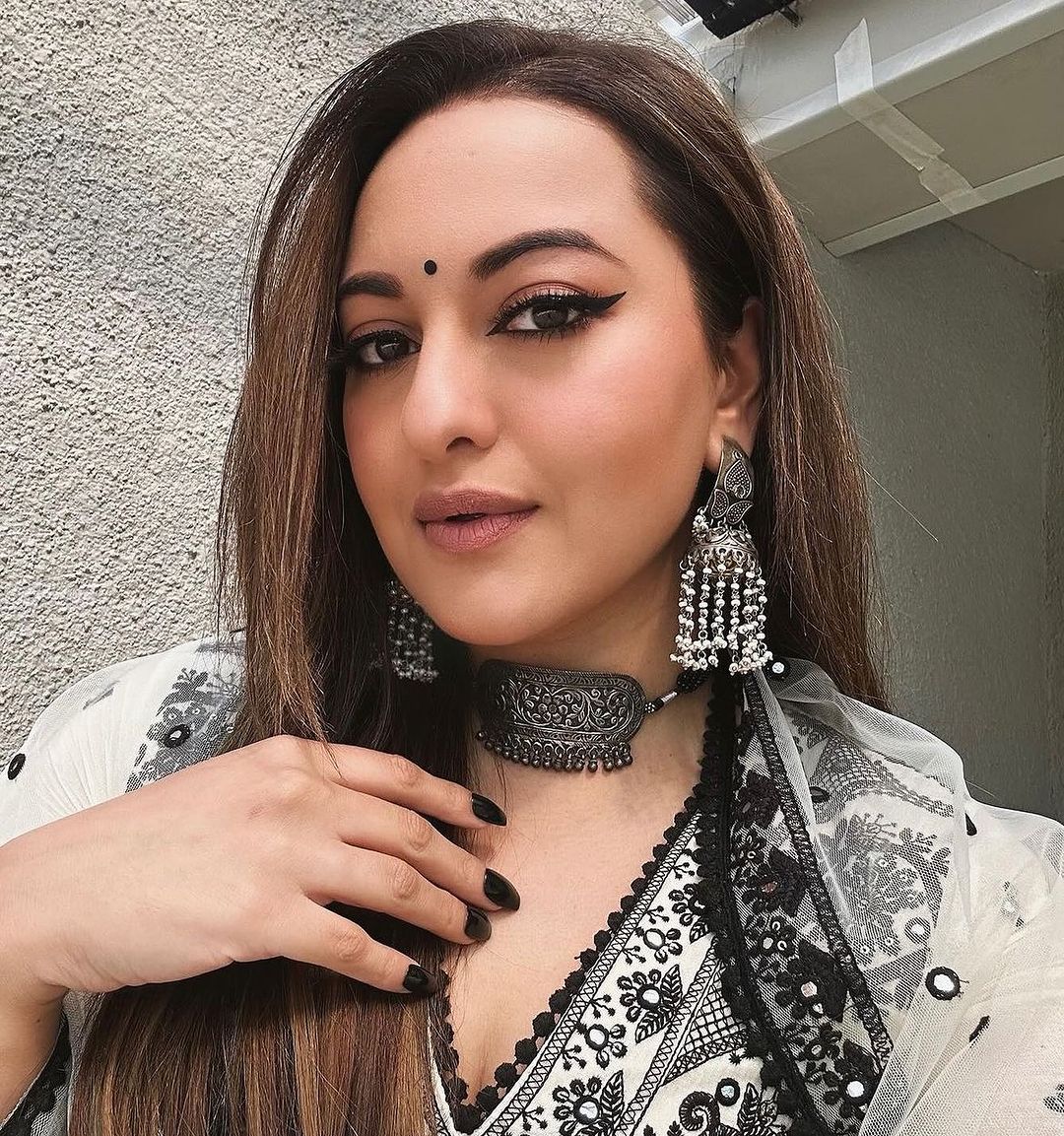 Sonakshi Sinha In Sangeeta Boochra Silver Jewellery