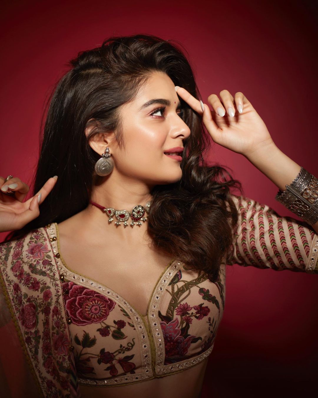 Mithila Palkar in Sangeeta Boochra Silver Choker