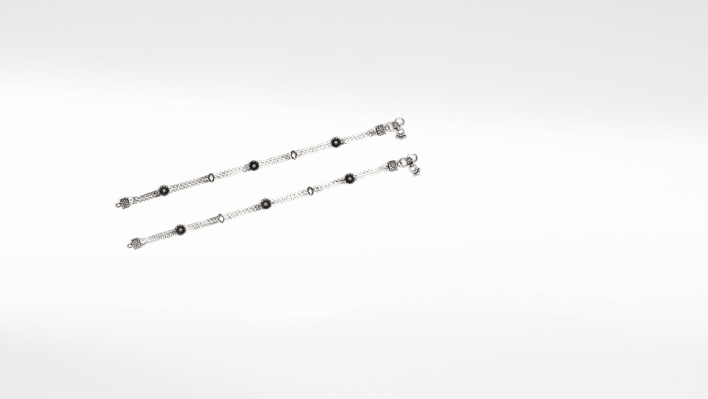 Sangeeta Boochra Silver Anklet