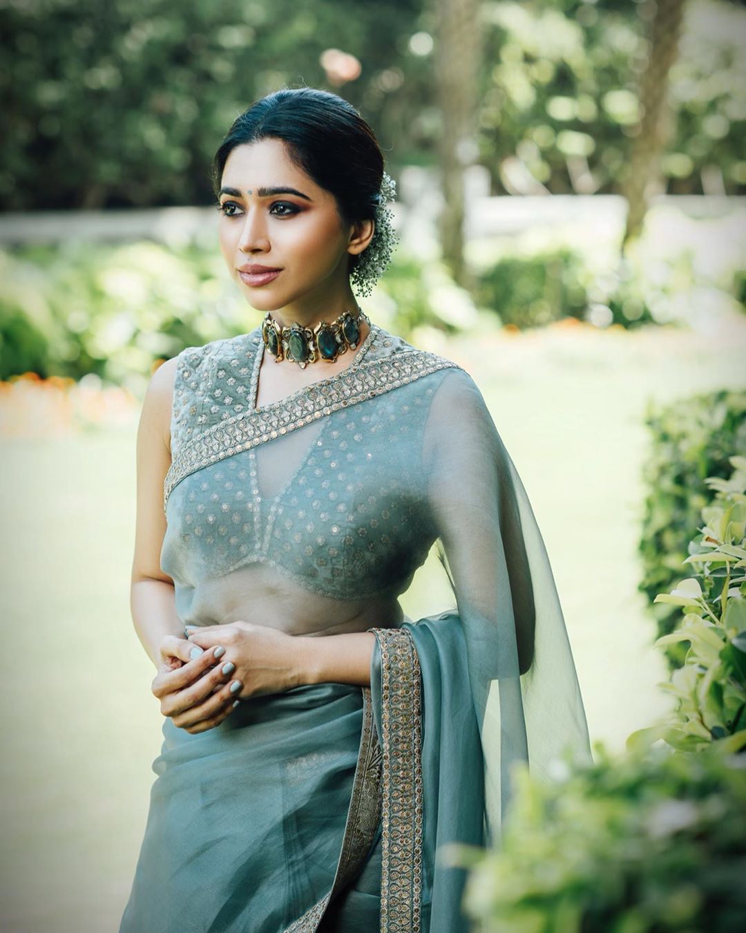 Aarti Ravi in Silver Necklace-Earrings-Sangeeta Boochra