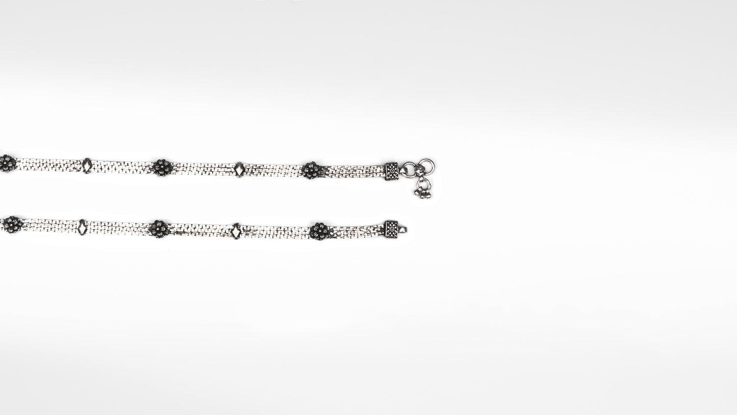 Sangeeta Boochra Silver Anklet