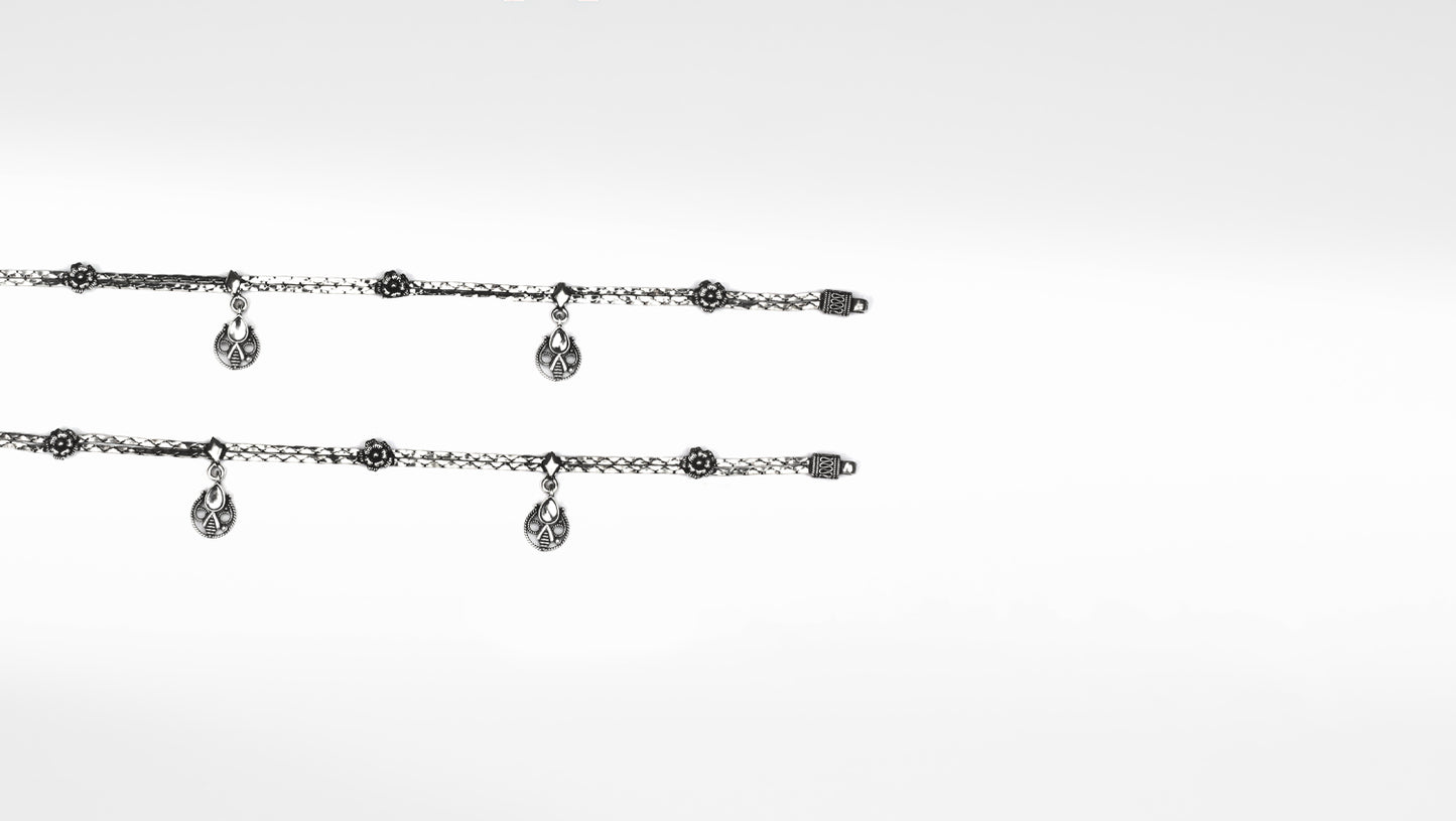 Sangeeta Boochra Silver Anklet