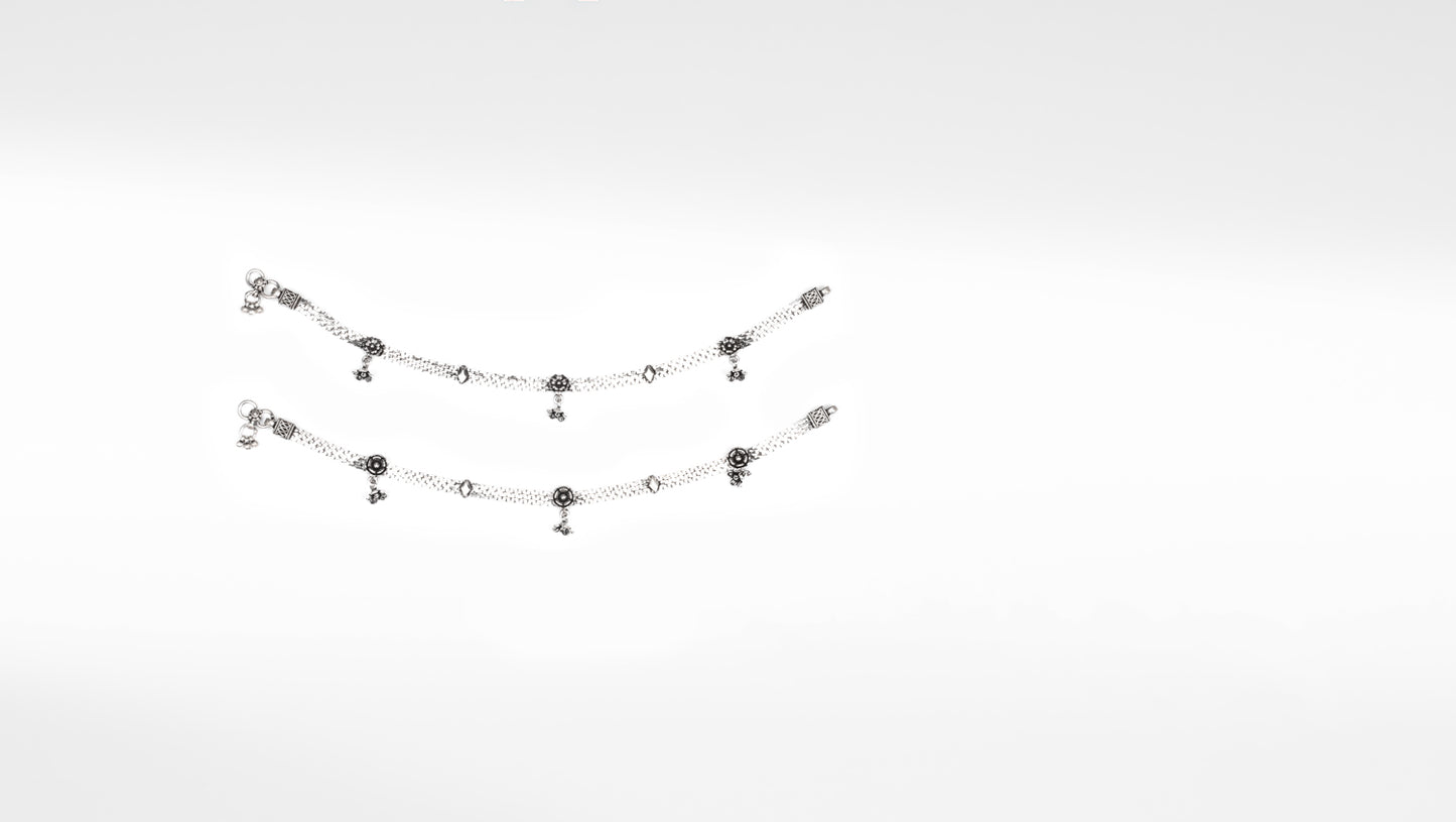 Sangeeta Boochra Silver Anklet